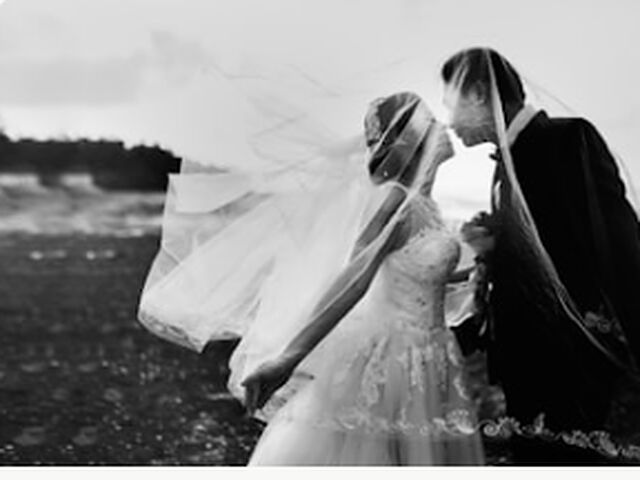 Novios bajo el velo, en blanco y negro